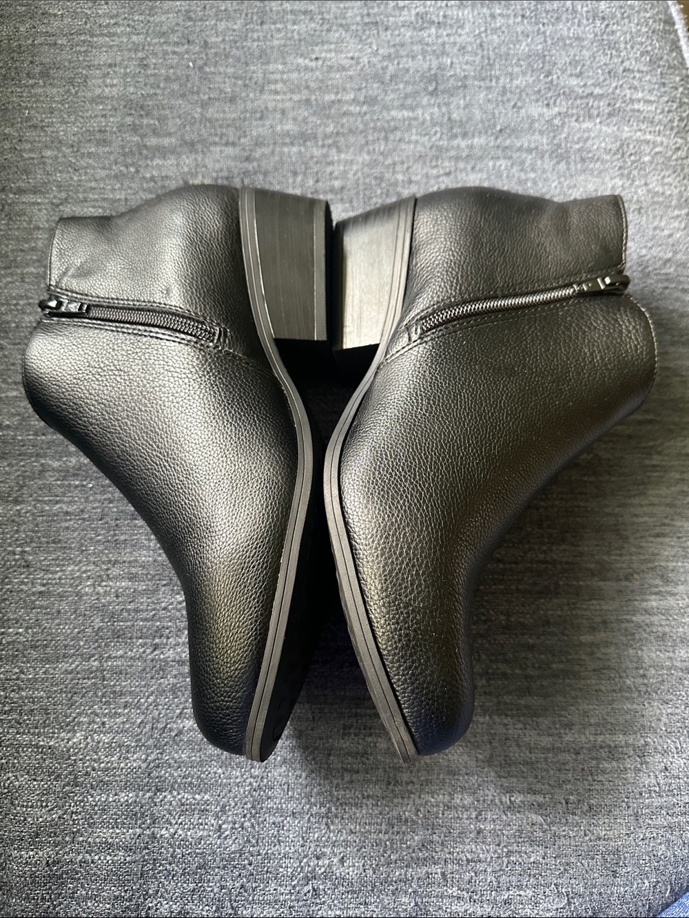 AEROSOLES Size 8 Black Leather Side-Zip Ankle Boots with zipper closure. - Picture 2 of 7
